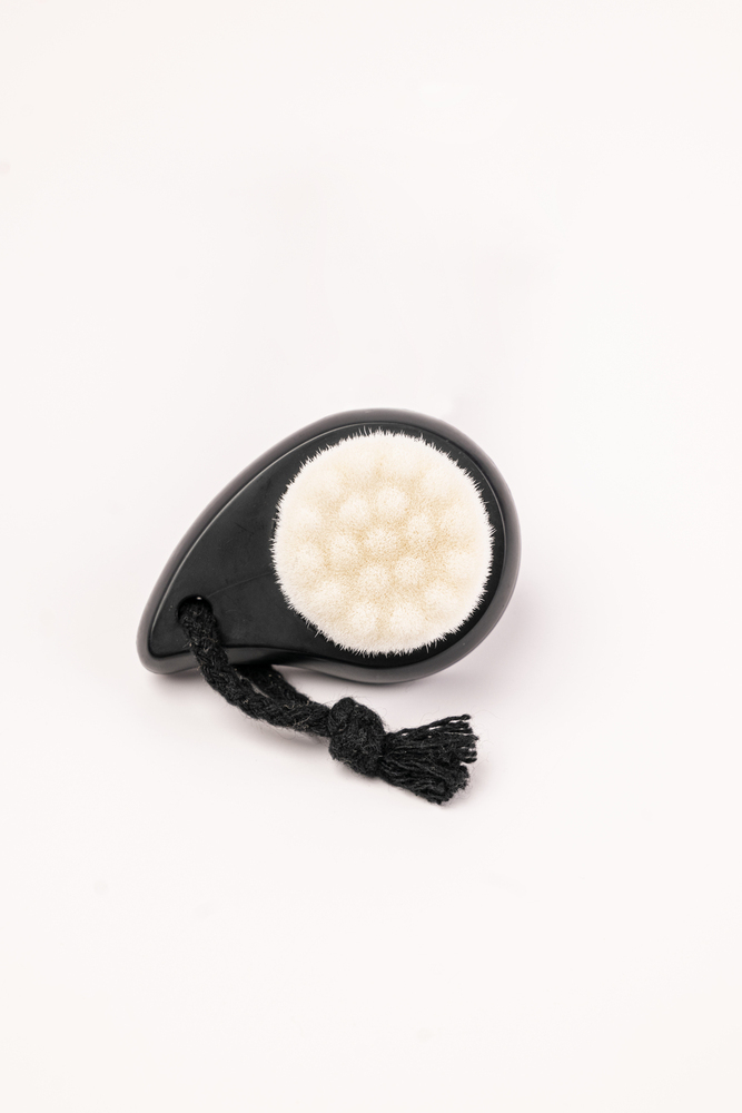 Comma-shaped Facial Cleanser With Large Dots